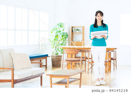 女性 家事 洗濯 リビング ライフスタイル カジュアル 女性 家事 洗濯 リビング ライフスタイル カジュアル 94145219