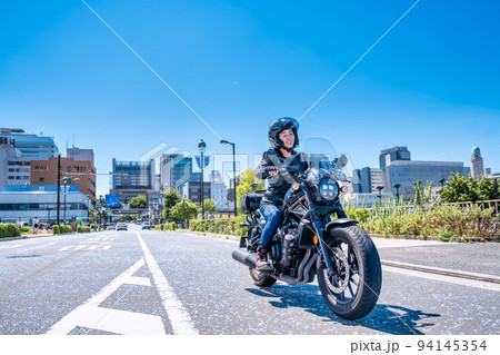 大型クルーザーバイクで横浜ツーリングをする女性ライダー 94145354