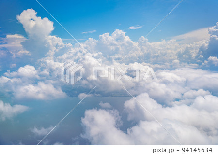 飛行機から見る雲海 94145634
