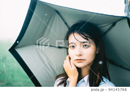 自然の中で傘を差す女性 94145768
