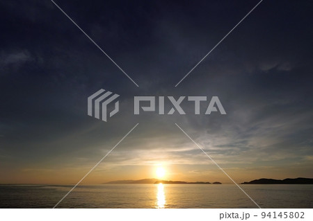 上空を覆う雲が幻想的に夕焼けした夏の海岸夕景・超広角・空主体・220829pm 94145802