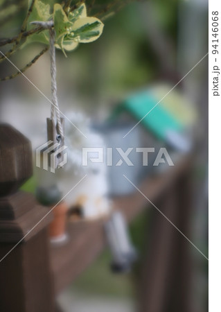 洗濯ばさみと置物 94146068