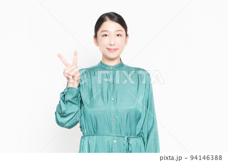 手で数字の2を示す女性 94146388