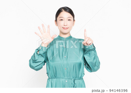 手で数字の6を示す女性 手で数字の6を示す女性 94146396