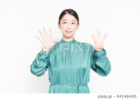 手で数字の8を示す女性 手で数字の8を示す女性 94146400