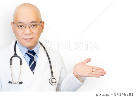 案内する男性医師 94146581