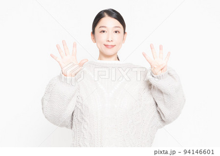 手で数字の9を示す女性 94146601