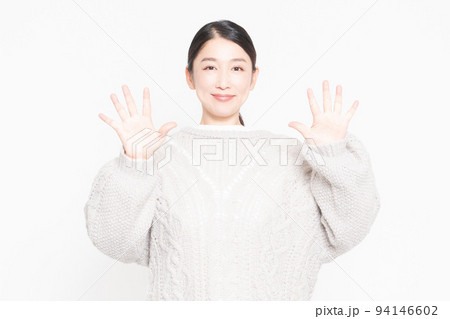 手で数字の10を示す女性 94146602