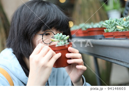 女性 メス 女の人 94146603