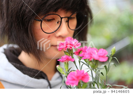 女性 メス 女の人 94146605