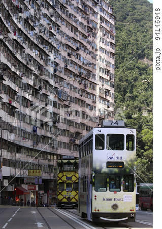 香港・クアリーベイのモンスターマンション前を行くトラム 94146948