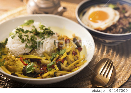 ガパオとイエローカレー　タイ料理 94147009