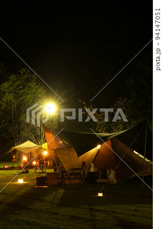 夜のテント群 94147051