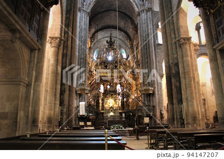 聖地・サンティアゴ・デ・コンポステーラのカテドラルの内部 スペイン 聖地・サンティアゴ・デ・コンポステーラのカテドラルの内部 スペイン 94147207
