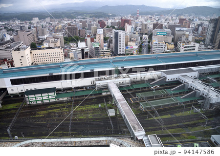 盛岡駅西口と盛岡東方面の街を望む 94147586