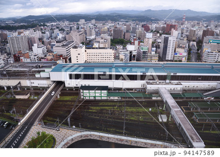 盛岡駅西口と盛岡東方面の街を望む 94147589