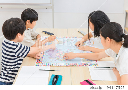 友達と一緒に勉強する子供達(世界地図・社会科) 友達と一緒に勉強する子供達(世界地図・社会科) 94147595
