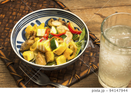 鶏肉バジル 炒め　タイ料理 94147944