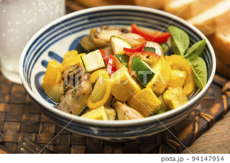 鶏肉バジル 炒め　タイ料理 94147954