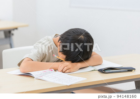 授業中に居眠りする子供（勉強嫌い・無気力・やる気が出ない） 94148160