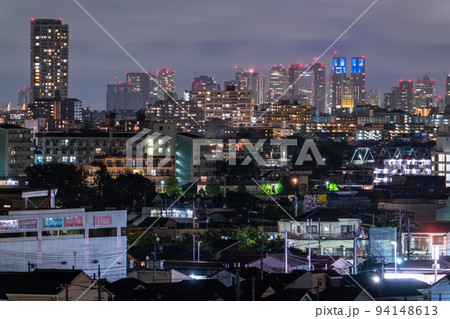 《東京都》新宿の摩天楼と住宅街の夜景・遠景 《東京都》新宿の摩天楼と住宅街の夜景・遠景 94148613