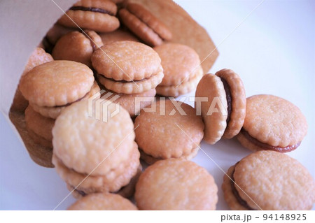 お菓子依存　甘いもの依存　ビスケット 94148925