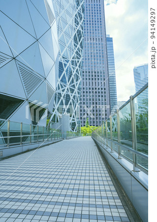 東京都新宿区のオフィス街の高層ビルが立ち並ぶ風景 東京都新宿区のオフィス街の高層ビルが立ち並ぶ風景 94149297
