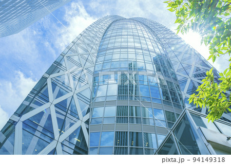 東京都新宿区のオフィス街の高層ビルが立ち並ぶ風景 94149318