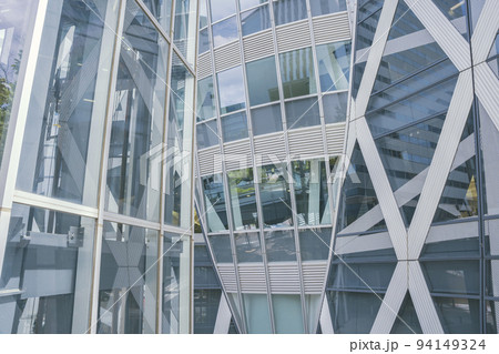 東京都新宿区のオフィス街の高層ビルが立ち並ぶ風景 東京都新宿区のオフィス街の高層ビルが立ち並ぶ風景 94149324