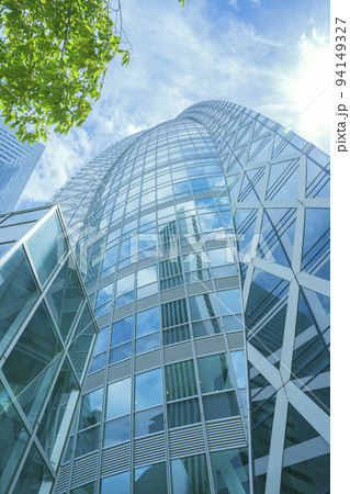 東京都新宿区のオフィス街の高層ビルが立ち並ぶ風景 東京都新宿区のオフィス街の高層ビルが立ち並ぶ風景 94149327