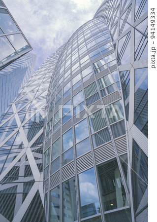 東京都新宿区のオフィス街の高層ビルが立ち並ぶ風景 東京都新宿区のオフィス街の高層ビルが立ち並ぶ風景 94149334