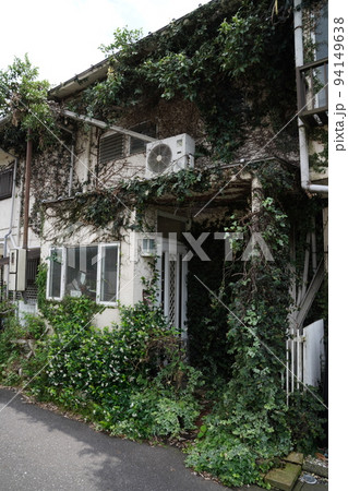 廃墟となった家/無人の家/蔦の絡まった家/二階建て/一軒家/老朽化した家/鬱蒼とした家 廃墟となった家/無人の家/蔦の絡まった家/二階建て/一軒家/老朽化した家/鬱蒼とした家 94149638