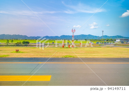 出雲空港 出雲縁結び空港の滑走路(島根県出雲市) 出雲空港 出雲縁結び空港の滑走路(島根県出雲市) 94149711