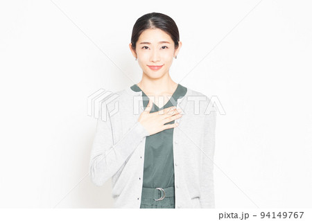 胸に手を当てる女性 94149767