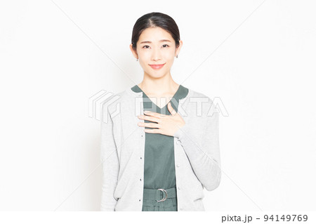 胸に手を当てる女性 胸に手を当てる女性 94149769