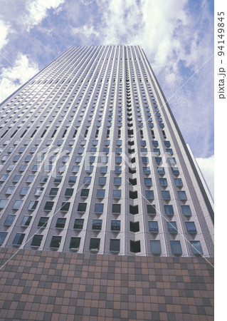 東京都新宿区のオフィス街の高層ビルが立ち並ぶ風景 東京都新宿区のオフィス街の高層ビルが立ち並ぶ風景 94149845