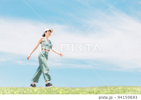 有酸素運動する女性（健康・リフレッシュ） 94150693