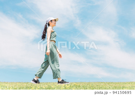 有酸素運動する女性の横顔(朝活・ウォーキング) 有酸素運動する女性の横顔(朝活・ウォーキング) 94150695