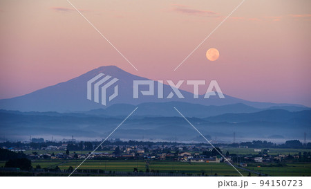 中秋の名月と鳥海山の夜明け 秋田県 中秋の名月と鳥海山の夜明け 秋田県 94150723