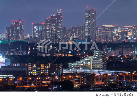 《東京都》新宿の摩天楼と住宅街の夜景・遠景 94150938
