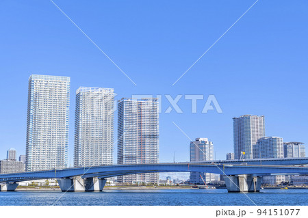 東京都中央区　快晴の晴海の街並みと晴海大橋 94151077