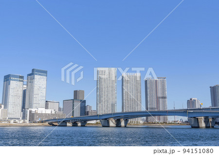 東京都中央区　快晴の晴海の街並みと晴海大橋 94151080
