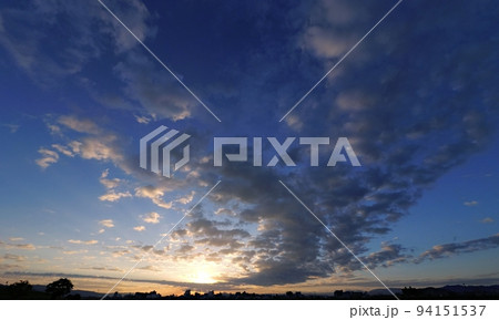 朝焼け雲が広がる夏の朝空・超広角・空主体・220829am 94151537