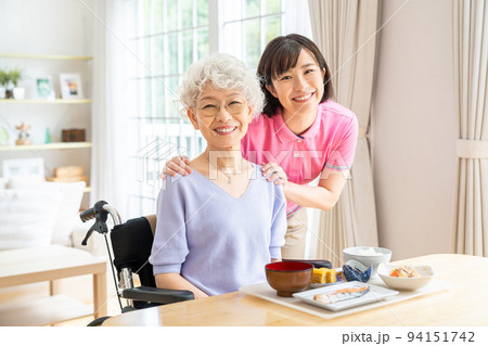 介護士とシニア女性 介護士とシニア女性 94151742
