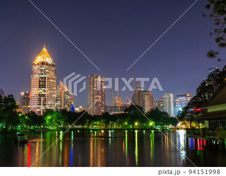 バンコク ルンピニ公園と都市夜景 バンコク ルンピニ公園と都市夜景 94151998