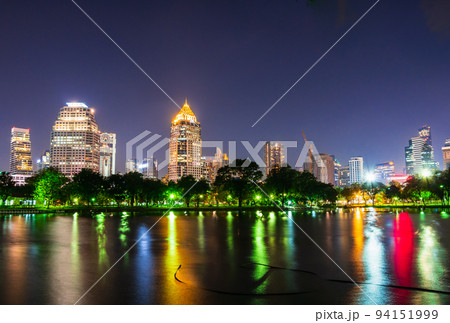 バンコク ルンピニ公園と都市夜景 バンコク ルンピニ公園と都市夜景 94151999