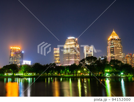 バンコク　ルンピニ公園と都市夜景 94152000