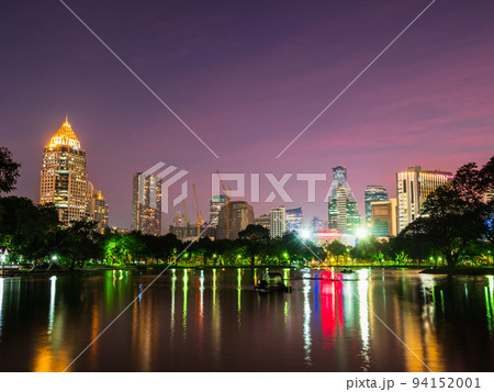 バンコク　ルンピニ公園と都市夜景 94152001