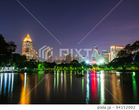 バンコク　ルンピニ公園と都市夜景 94152002