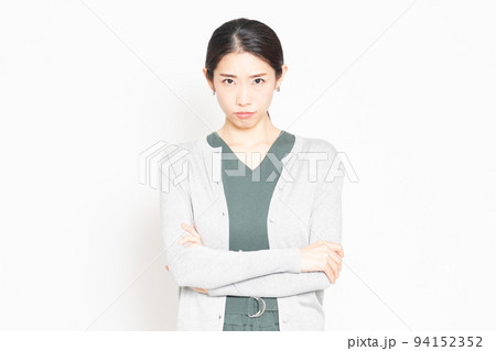 白背景の前に立って、怒っている女性 白背景の前に立って、怒っている女性 94152352